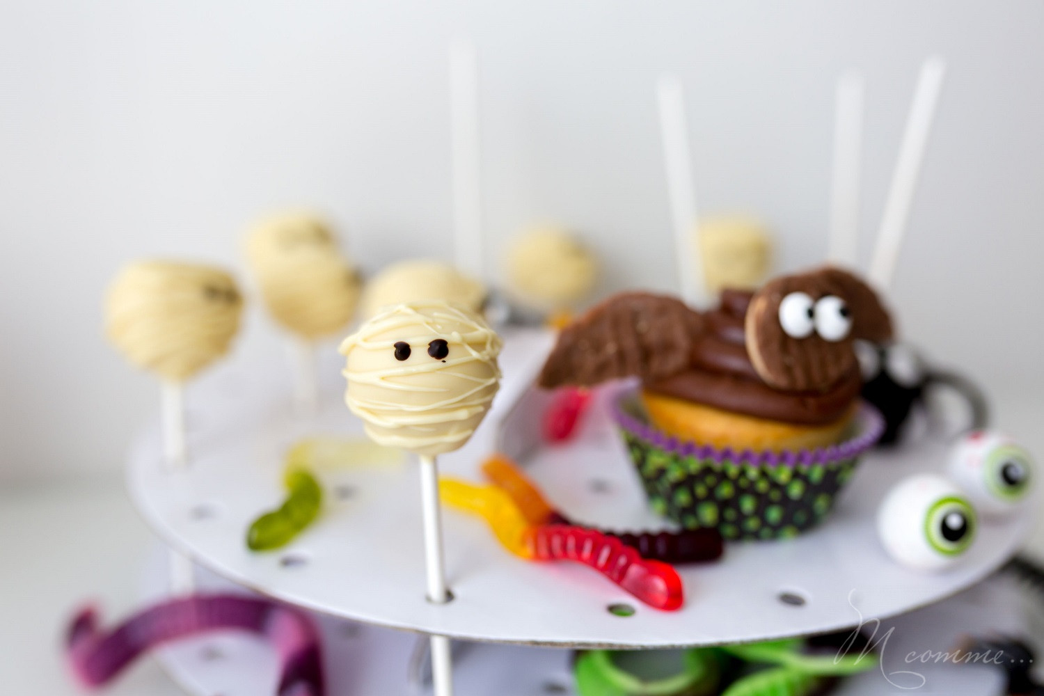 Envie d’un dessert sympa pour le soir d’Halloween ? Voici une recette facile à faire avec vos enfants avec 3 fois rien : des pop cakes momies. #popcakes #cakepops #gateau #gateauhalloween #momie #popcakemomie #cakepopmomie #halloween #gourmandises #enfants #kids #sucette #gateausucette