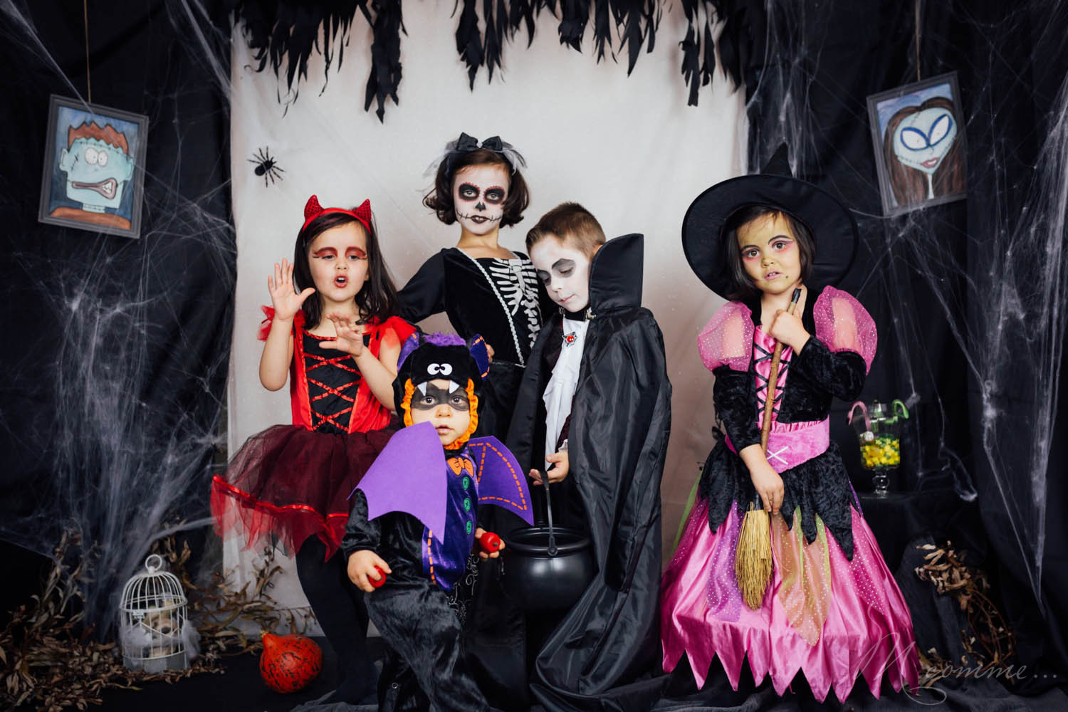 Si vous êtes en quête d’idées de déguisements et de maquillages d'Halloween pour enfants, je vous ai préparé une petite sélection pour vous inspirer. Vampire, sorcière, chauve-souris, diablesse, squelette... #halloween #deguisement #deguisementhalloween #maquillage #maquillagehalloween #maquillageenfant #enfants #kids #fete #bonbon #unbonbonouunsort