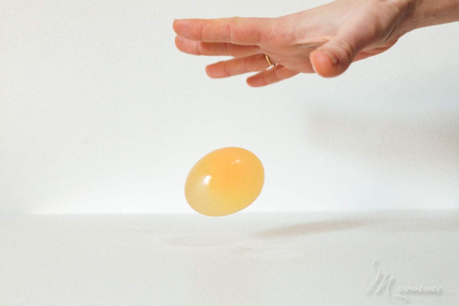 Avez-vous déjà essayé de faire rebondir un œuf cru ? Je vous propose une expérience sympa à faire avec les enfants : 1 œuf qui rebondit ! #oeuf #expérience #experienceenfants #experiencesscientifiques #enfants