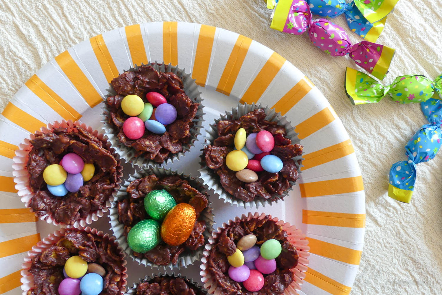 Ces petits nids de Pâques croustillants au chocolat sont parfaits pour décorer la table du goûter le jour de la chasse aux œufs ! Une recette simple et rapide. #nidsdepaques #nidscroustillants #nidscroustillantschocolat #recettedepaques #paques #easter #recette #nids #oeufsdepaques #oeufs #cornflakes #chocolat