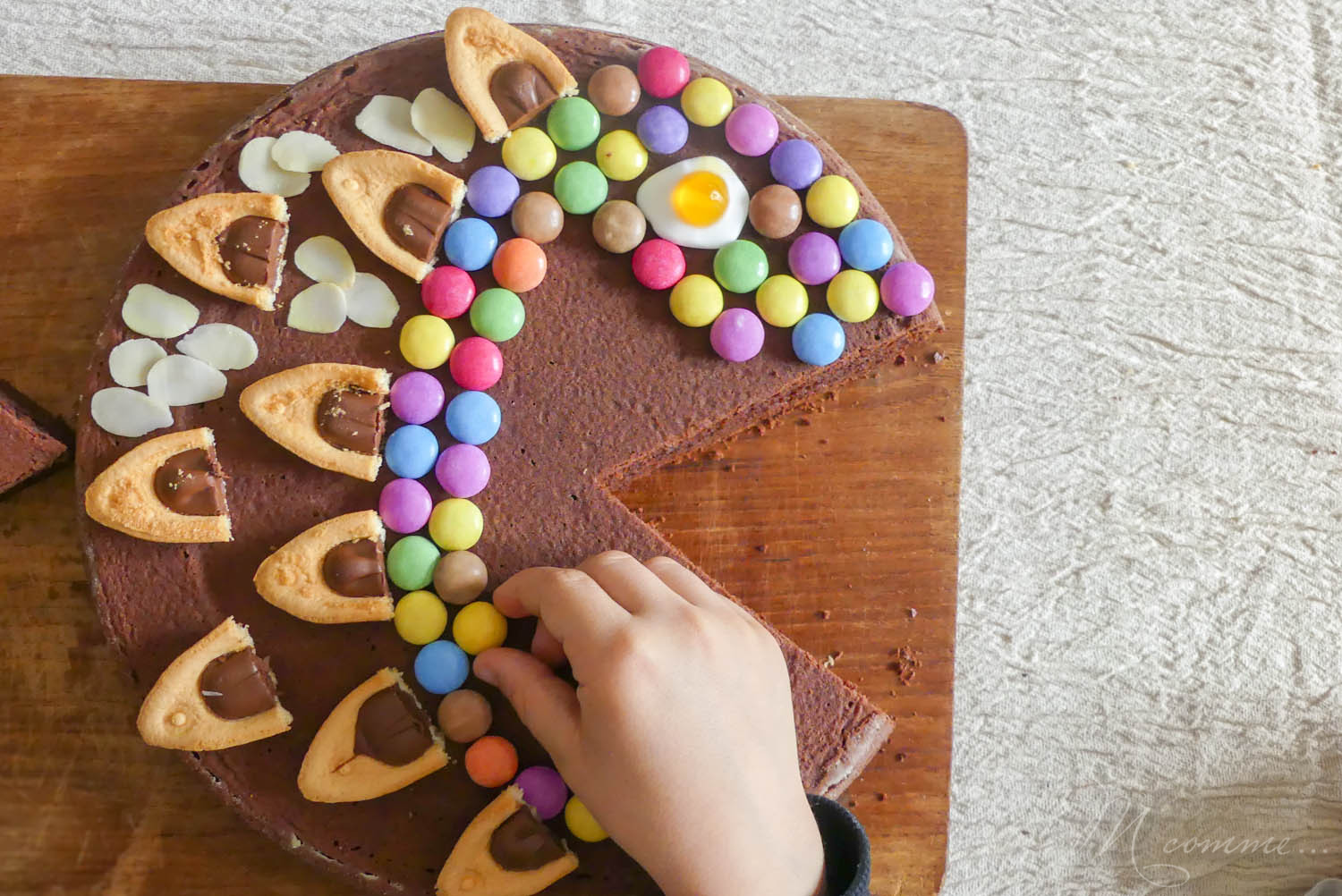 gâteau d'anniversaire poisson au chocolat arc-en-ciel avec bonbons