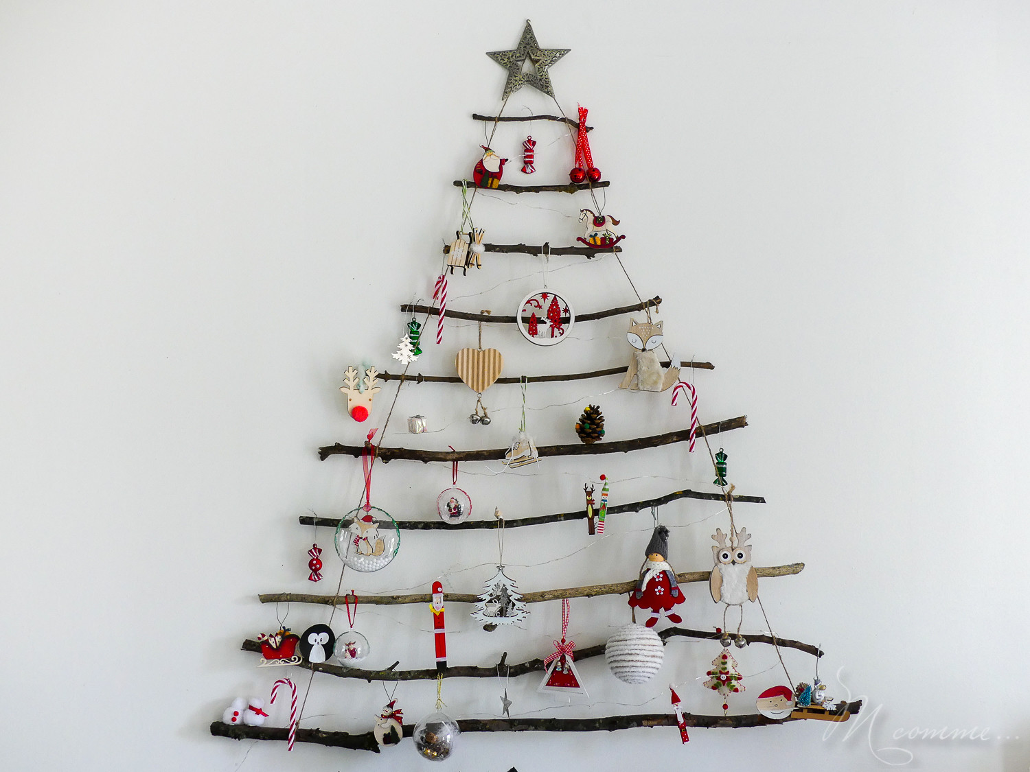 Vous voulez créer un sapin de Noël avec des branches de bois ? Voici un tuto facile pour faire soi-même son sapin 100 % écolo et déco ! #sapin #sapindenoel #bois #tuto #diy #homemade #sapinfaitmaison