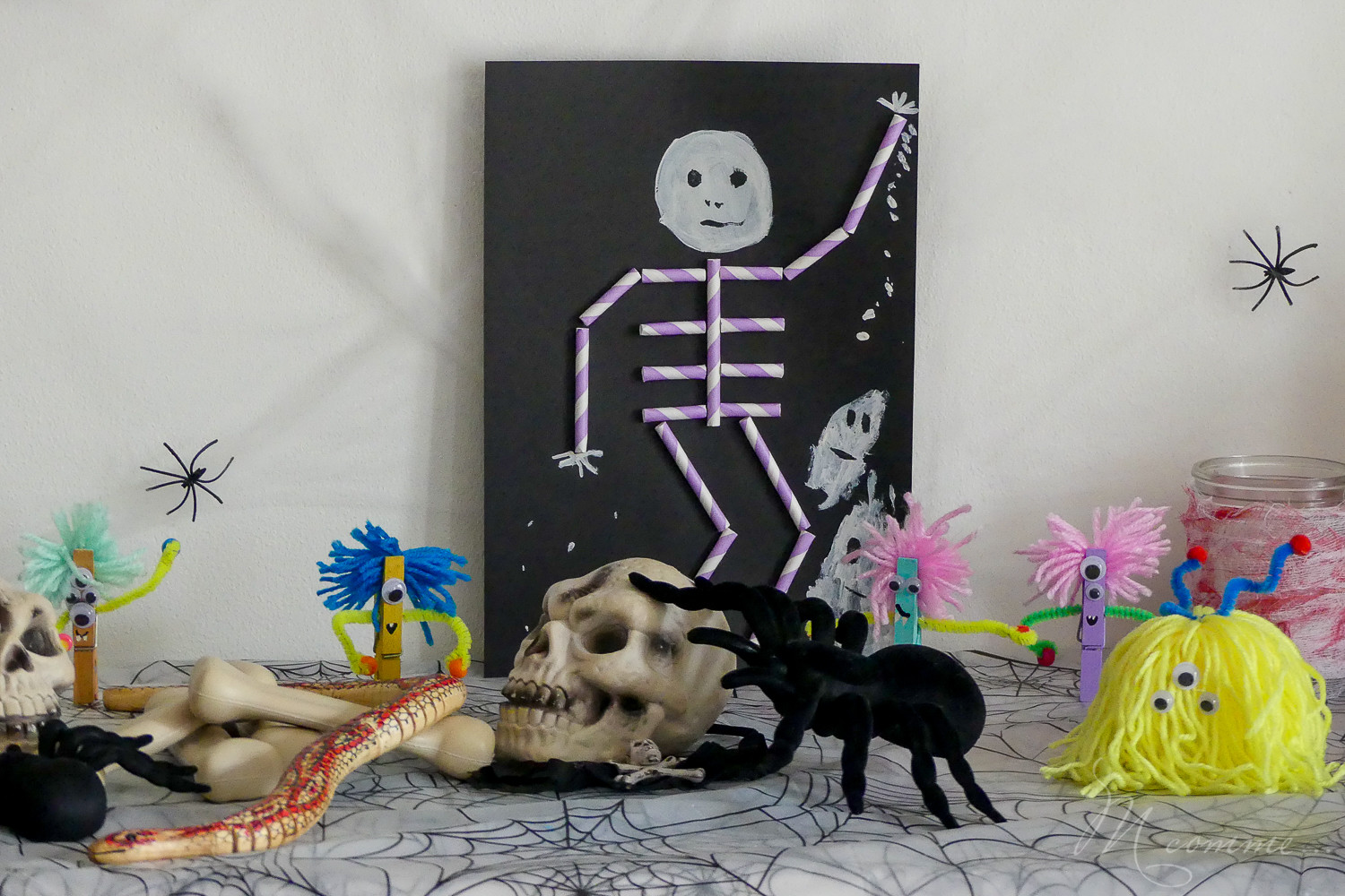 Que serait Halloween sans squelettes ? Nous avons décidé de nous amuser avec une activité très simple : sortez vos pailles ou cotons-tiges ! #squelette #pailles #cotontige #activite #tuto #halloween